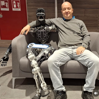 Der Entwickler hinter DZSS mit einem humanoiden Roboter auf einem Sofa